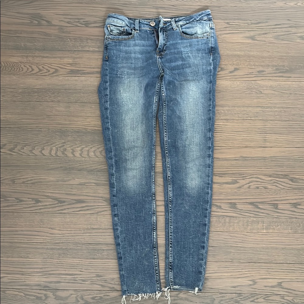 Zara ankle Jeans with Tapered Legs and Distressed Hem